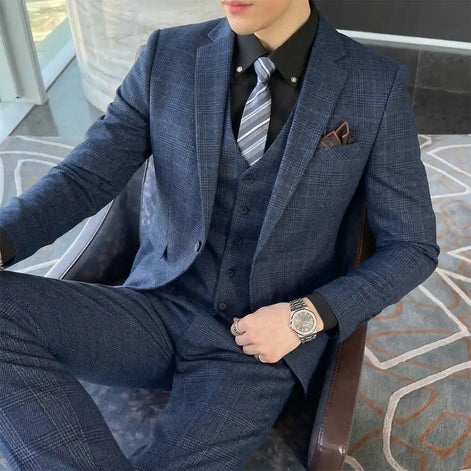 Terno masculino xadrez azul sentado — Terno Lux